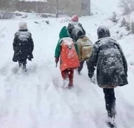 eijkema3's tweet photo. Retweet als je ook zo naar school moest in die koude winter.... https://t.co/usPZ9Cvk4V