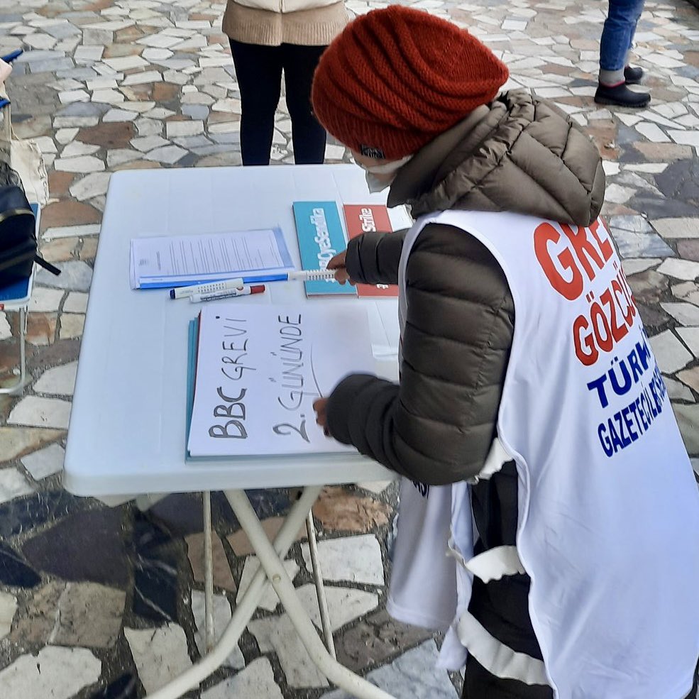 TGS_org_tr's tweet photo. ❄️ Hava soğuk ama dayanışma ısıtıyor. BBC grevi 2. gününde. #BBCdeGrevVar #BBCTurkeyStrike https://t.co/iU6SoLukGh