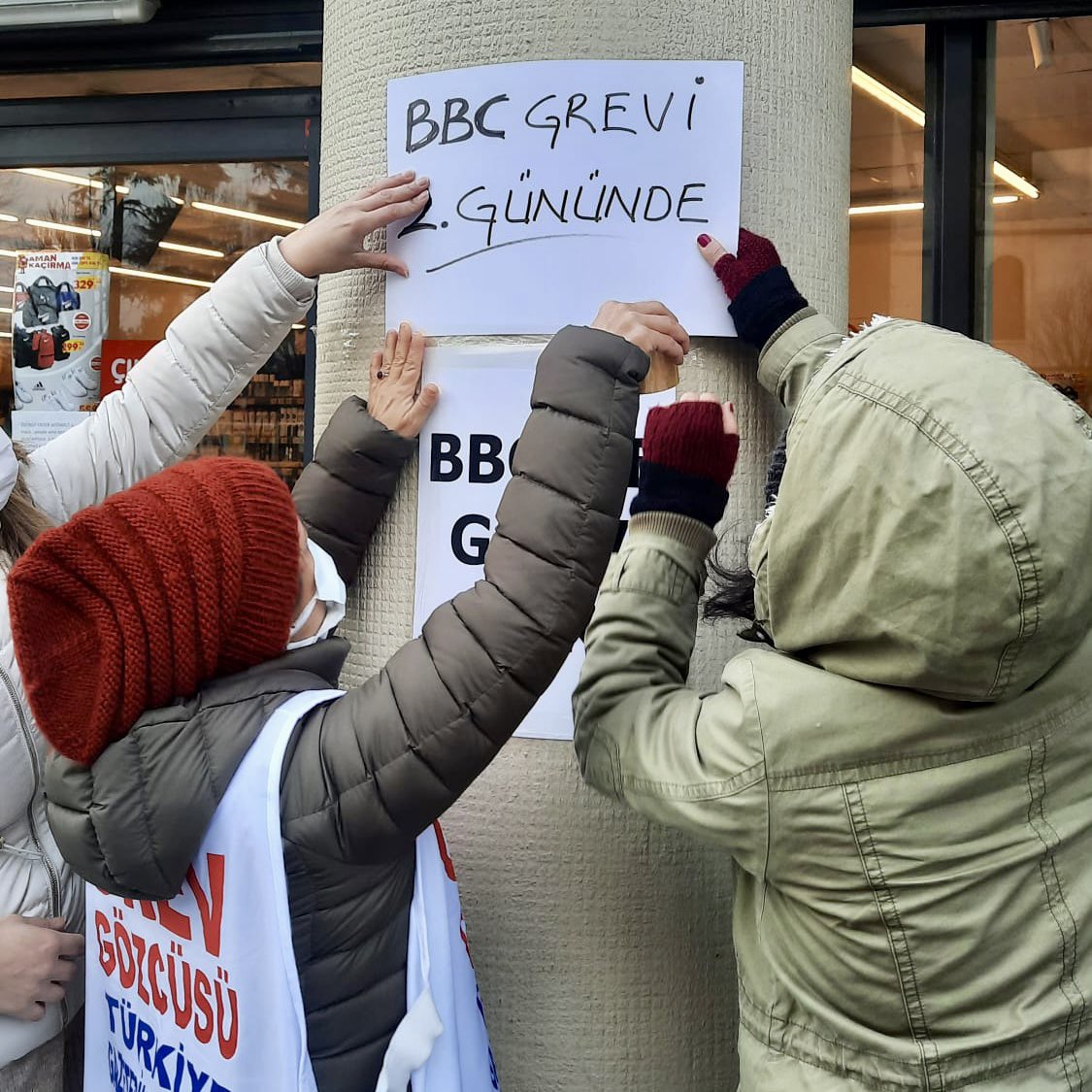 TGS_org_tr's tweet photo. ❄️ Hava soğuk ama dayanışma ısıtıyor. BBC grevi 2. gününde. #BBCdeGrevVar #BBCTurkeyStrike https://t.co/iU6SoLukGh