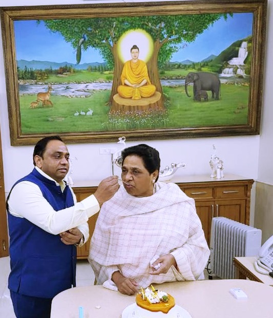 AnandAkash_BSP's tweet photo. सामाजिक परिवर्तन की सशक्त हस्ताक्षर

सर्व-समाज के न्याय और अधिकार के लिए सदैव संघर्षरत

गरीबों, शोषितों, वंचितों की आवाज़ 

आदरणीय @mayawati जी को जन्मदिन की हार्दिक बधाई। https://t.co/qv0pPjn9ST