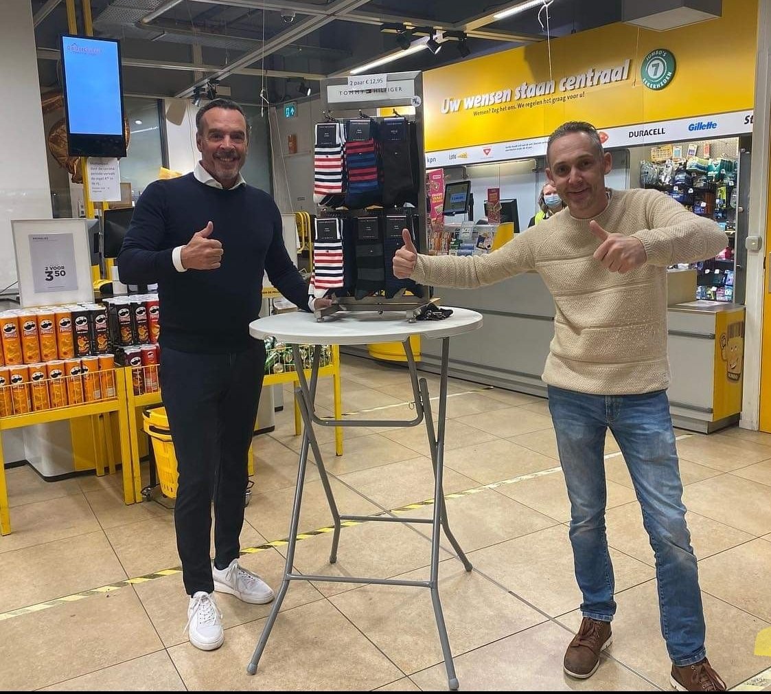 JumboVeltrop's tweet photo. Rob haalt ze sokken weer op en dat is top. Wilt u toch nog sokken kopen, dat kan want Rob is weer gewoon open. Jumbo Veltrop en Rob business casual hadden weer een top samenwerking met de verkoop van Tommy Hilfiger sokken #jumboveltrop #robbusinesscasual #samenwerking #mannenmode https://t.co/jDdf52MqXi