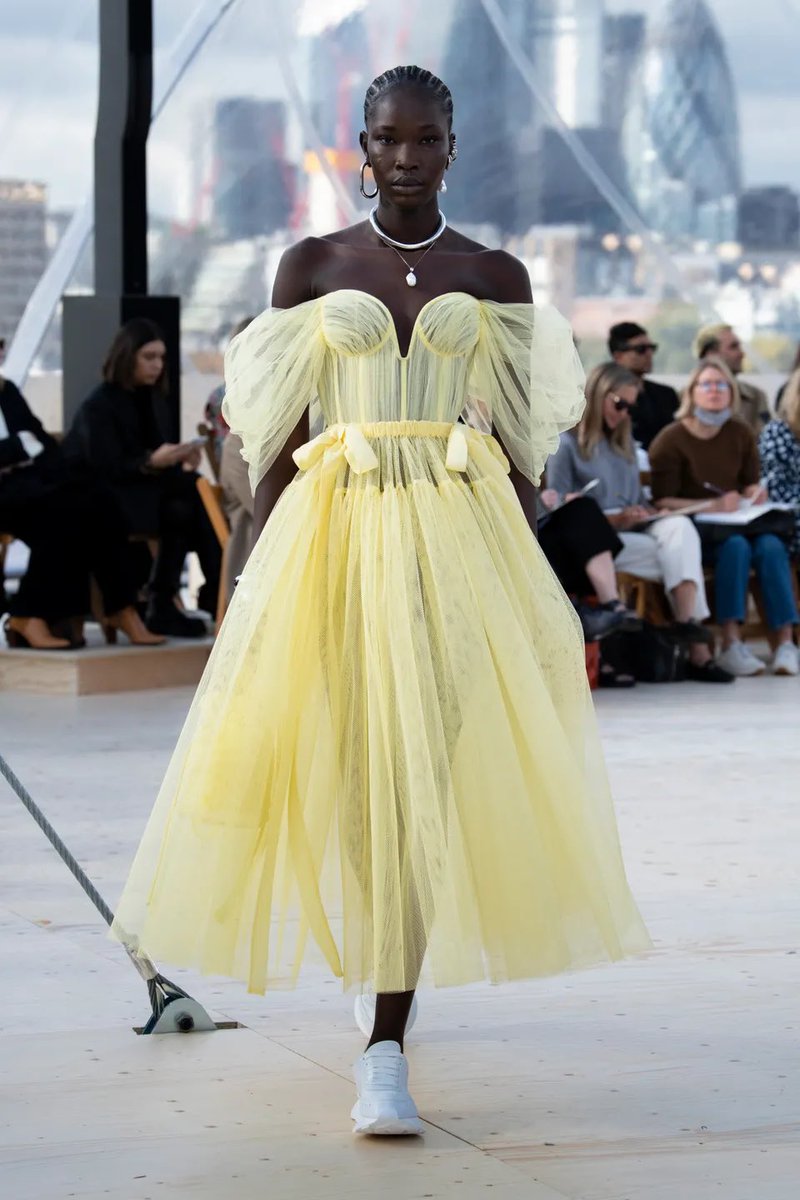 sartheworld's tweet photo. Alexander McQueen ss22 is a close CLOSE second I mean come on this is gorg https://t.co/KyrIZhF5wH