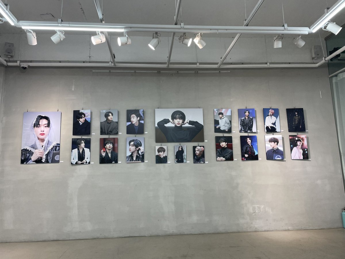 LMH_9311's tweet photo. #usonearth_형원

저번 전시회 다녀오고 생카는 처음이었어요 특전들 넘 예쁘구 ㅜㅜ 행복한 시간 즐기고 갑니다!!! https://t.co/sT1gkwQrBq