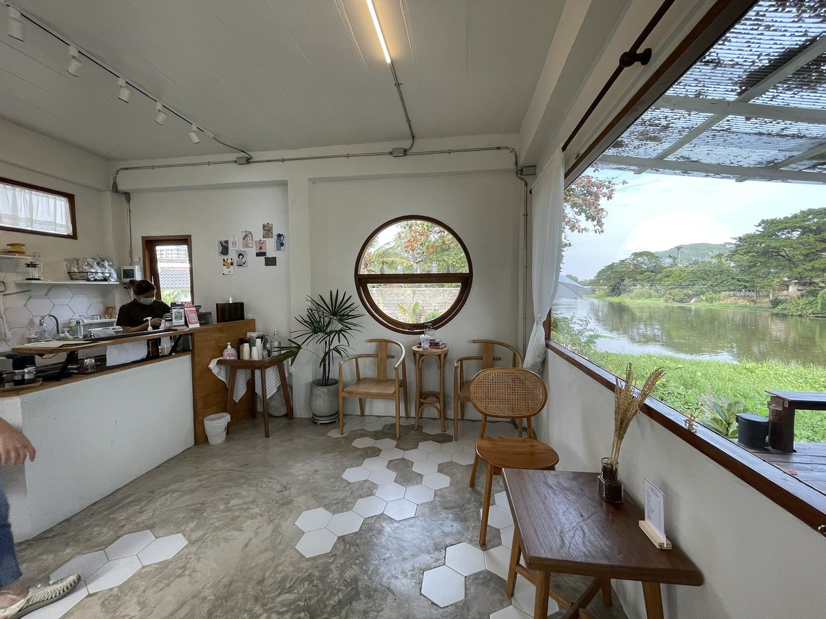 PerngJaii's tweet photo. เซาะหาตามคุณ @gin100b มา ร้านดีว่าาที่คิด ที่นั่งเอ้าท์ดอร์ เยอะ คนไม่เนอะลยนั่งได้สบายๆ กาแฟ #เทพเสด็จ คั่วอ่อนหรือขั่วเข้มเลือกได้ 50 บาท #LemonPound 45 บาท ชอบบรรยากาศ ไว้มาอีกครับ 🤩@reviewchiangmai @aroii 📍Light Beverage and More ซอยข้างโรงแรมอรุณธารา https://t.co/b7hv68ls4w