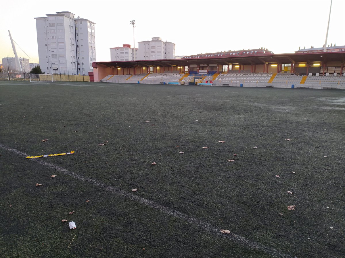 GomezHortas's tweet photo. Lamentable el estado de los campos de fútbol del Complejo Deportivo de Elviña. No se cómo hay más lesiones en los niños. @Xunta @deporte_galego @EloyTP https://t.co/tY2SR9tcmA