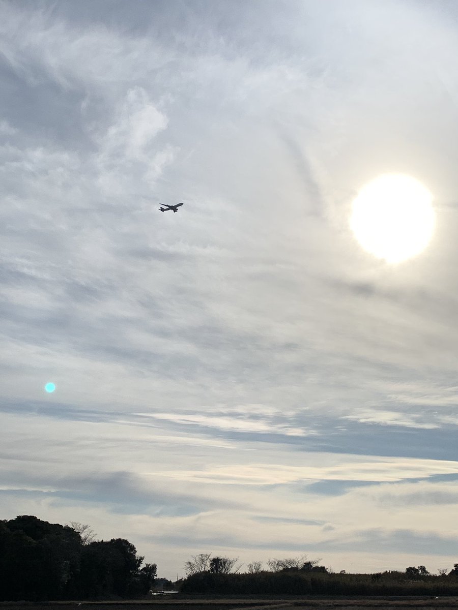 今日の風景。 大きな太陽と、波打つ雲。 夕方の白い月と、夕暮れ。