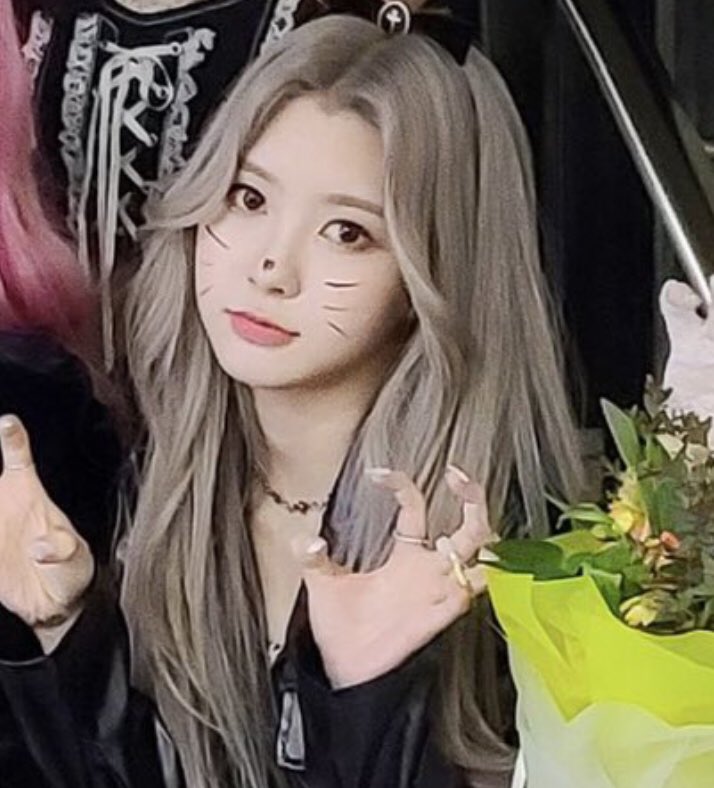 dayeonselca's tweet photo. CATGIRL DAYEON !! https://t.co/8ZBx53OHyt