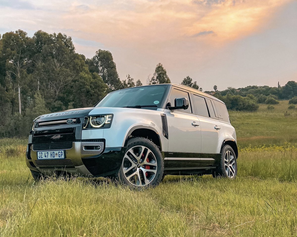 khuleonwheels's tweet image. Today we welcome the #LandRoverDefender 110 X with the following key features: a two tone Hakuba Silver body colour with black dominating the windows, panels &amp;amp; roof, 20-inch off-road wheels, and standard Matrix LED headlights with signature daytime running lights.

#TeamDefender