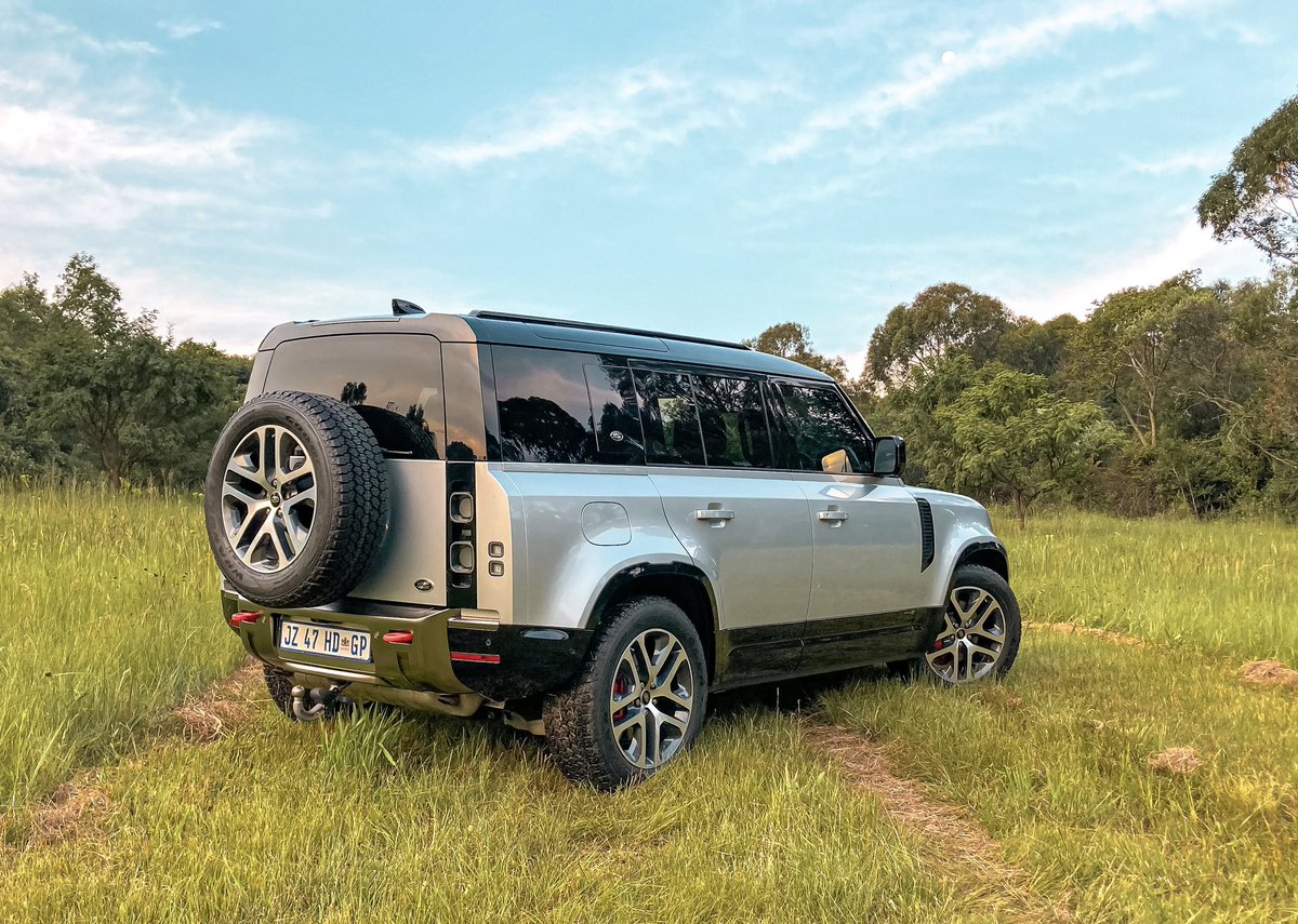 khuleonwheels's tweet image. Today we welcome the #LandRoverDefender 110 X with the following key features: a two tone Hakuba Silver body colour with black dominating the windows, panels &amp;amp; roof, 20-inch off-road wheels, and standard Matrix LED headlights with signature daytime running lights.

#TeamDefender