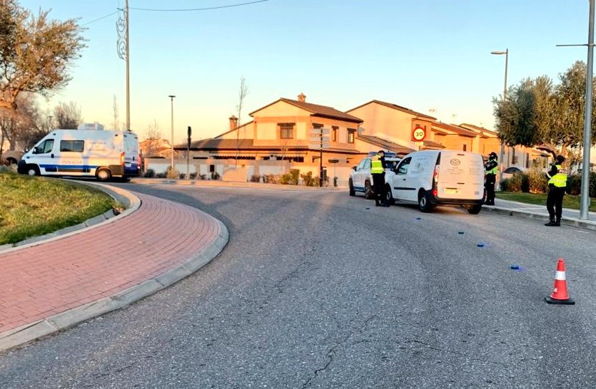 Navalpolicia's tweet photo. 🚨🚔 Los controles aleatorios de seguridad y documentación siguen cumpliendo su función. 

✅ Prevención 
✅ Control y seguimiento

Resultado de ayer: 
📝 2 denuncias por circular sin la ITV en vigor.
🍸 2 denuncias por alcoholemia, ambas con inmovilización de vehículo. https://t.co/G7Fou8BLTg