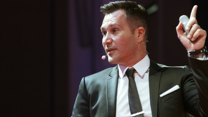 «Αντι-ευθραυστότητα», η υπερικανότητα των επιχειρήσεων του αύριο, εν μέσω κρίσεων 

Ο ειδικός εταιρικής καινοτομίας και ιδρυτής της Curious, Inc., Φώτης Φιλιππόπουλος, μιλάει στο ΑΠΕ-ΜΠΕ 

amna.gr/macedonia/arti…