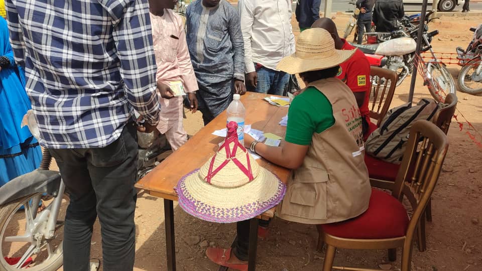 Le_TDK's tweet photo. Pour la 1ère journée de la CAN à Garoua, les spectateurs ont répondu présent, dans le respect du pass sanitaire (vaccin et test Covid)

Aujourd'hui, ils seront encore nombreux pour suivre le spectacle en direct.

La fête est plus belle quand on est en santé !

#BloggersVsCovid19 https://t.co/7GEyscLOYF