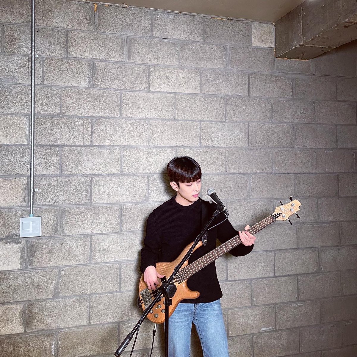 OfficialAboutu's tweet photo. AboutU의 신곡을 살짝 공개하려고 해요!
We will play a song that hasn't been released!

#어바우츄 #AboutU
#도윤 #이수 #네온
#DoYoon #YiSoo #NeoN 
#Kband #Krock #한국밴드 #밴드 #band #Kpop https://t.co/eOeUymSwy7