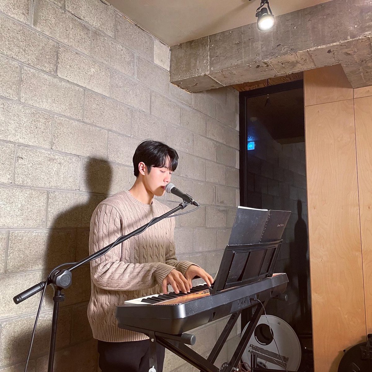 OfficialAboutu's tweet photo. AboutU의 신곡을 살짝 공개하려고 해요!
We will play a song that hasn't been released!

#어바우츄 #AboutU
#도윤 #이수 #네온
#DoYoon #YiSoo #NeoN 
#Kband #Krock #한국밴드 #밴드 #band #Kpop https://t.co/eOeUymSwy7