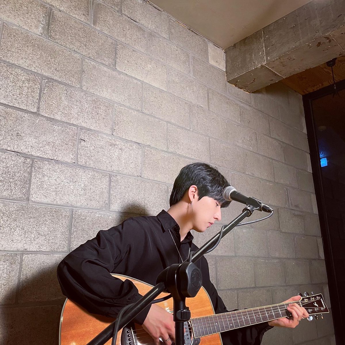 OfficialAboutu's tweet photo. AboutU의 신곡을 살짝 공개하려고 해요!
We will play a song that hasn't been released!

#어바우츄 #AboutU
#도윤 #이수 #네온
#DoYoon #YiSoo #NeoN 
#Kband #Krock #한국밴드 #밴드 #band #Kpop https://t.co/eOeUymSwy7