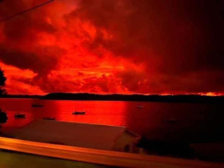 rnayacalevu's tweet photo. Tonga earlier today in a fiery display over its skies....#VolcanicEruption #tsunami #ashclouds 

PC: Eileen Tauiliili FB https://t.co/7OdF6aEoby