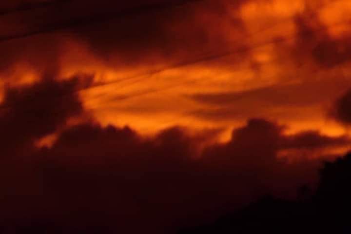 Tonga earlier today in a fiery display over its skies....#VolcanicEruption #tsunami #ashclouds 

PC: Eileen Tauiliili FB