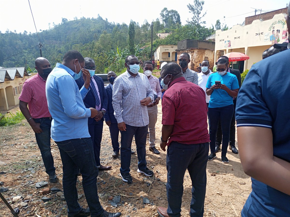 RusiziDistrict's tweet photo. Minisiteri @claverGatete was @RwandaInfra yasuye @RusiziDistrict ubu ari gusura umurenge wa #Gitambi  aho abaturage bari guhabwa amashanyarazi. Akaba abamenyesheje ko nyuma yo gukorerwa umuhanda #Mibilizi-Mashesha. Abamenyesheje ko kuva 18/01/2022 bazaba bafite bus nini 2. https://t.co/CQvGiC8m9t