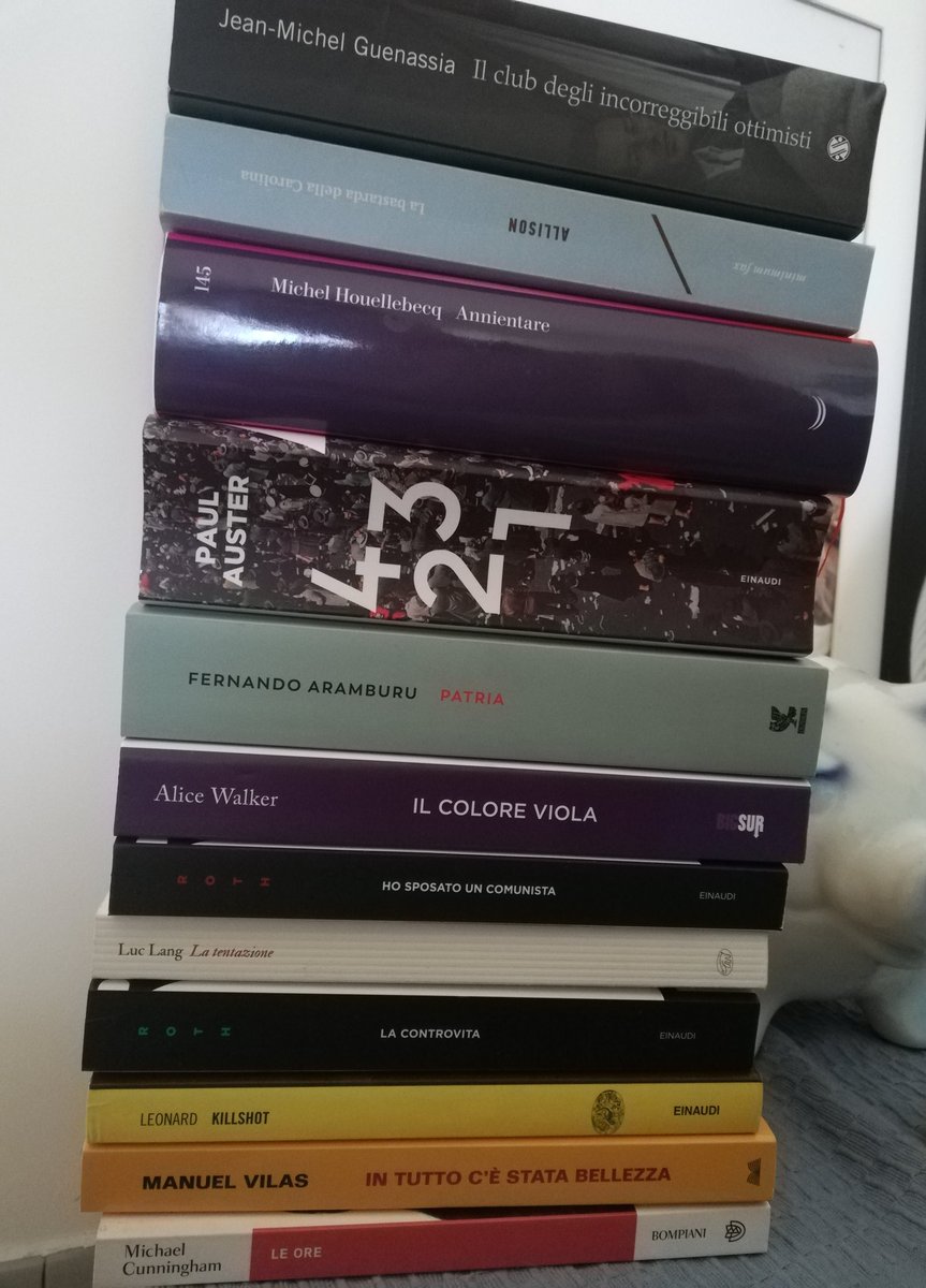 Ossessione è leggere un libro e nel frattempo accumularne altri sul comodino. Perché la vicinanza è una sensazione di benessere.