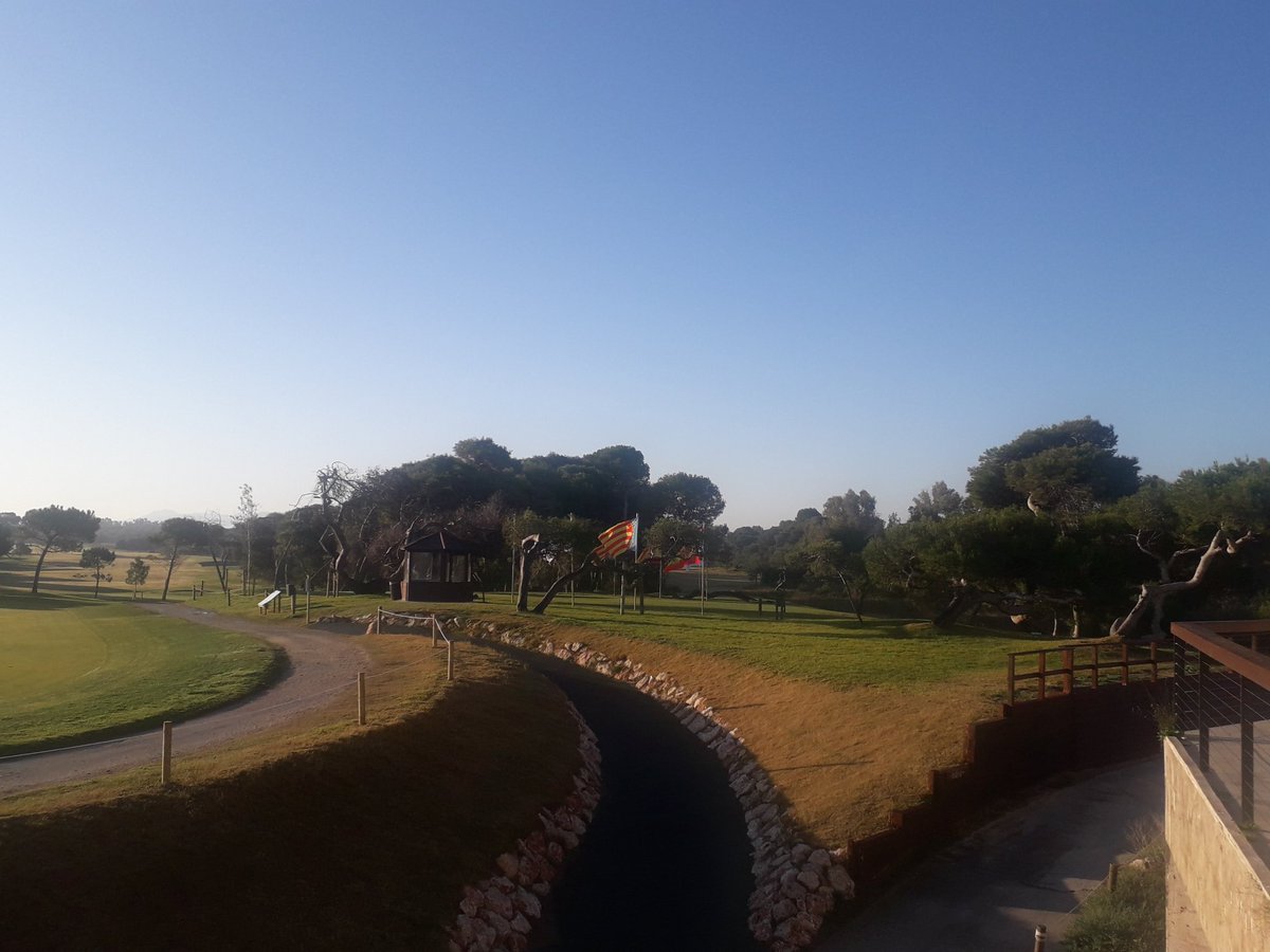 fraconalv's tweet photo. Me gusta ver la previsión del tiempo en el resto del país,  es curioso ver esas temperaturas y demás fenómenos meteorológicos. 
En @paradores #Golf #ElSaler siempre sabemos qué tiempo va a hacer...y qué ropa ponernos...
#BuenosDias https://t.co/axR58V8Hb4