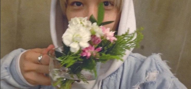 StanConfession2's tweet photo. CSS 22 °

To : @airi_hoon ♡

💌: i like u, matagal na. di ko pa nasasabi sayo, but i think this is the right time, but anonymously. i know you're still not ready to love yet, but i am willing to risk everything just so i can have u. 

{ He / she gave you a flower from felix ♥️ } https://t.co/fKjWwmKYys