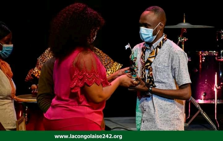 la_wences's tweet photo. Trophée de journaliste culturel de l'année. Merci pour cette marque de reconnaissance aux prix studio 210, Trophées panafricains https://t.co/QJ4WZMKzuS