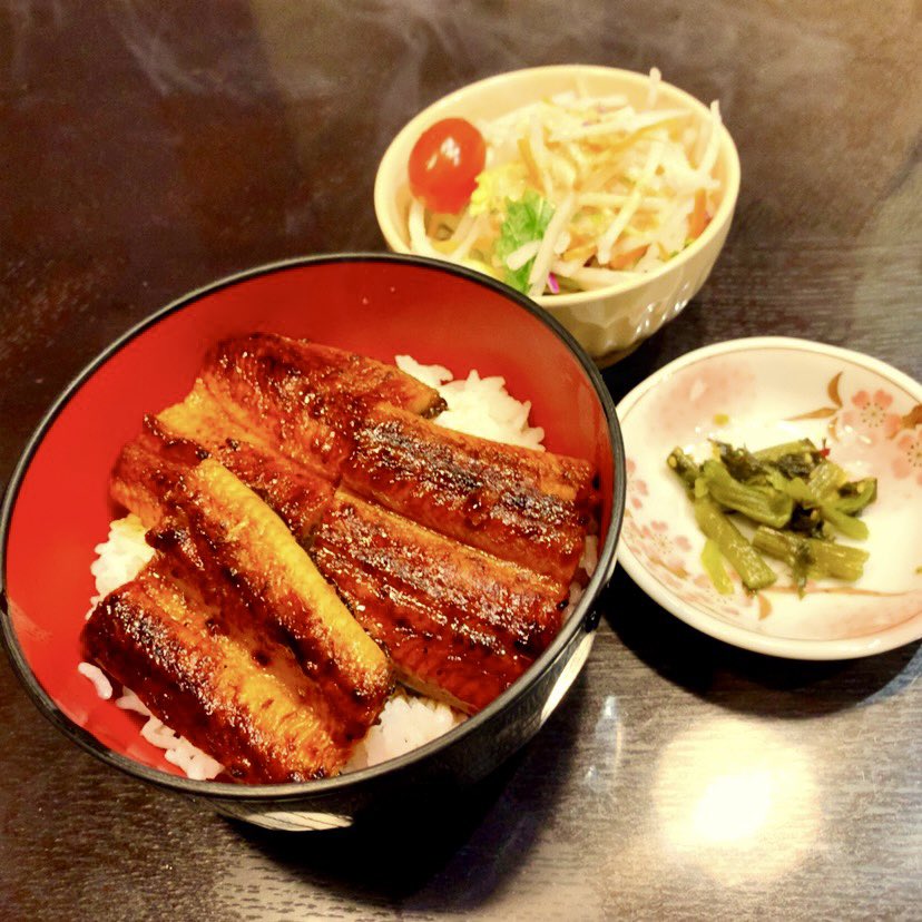 ①夕飯は鰻丼😋 ②昼食🍙 ③おやつは雪苺娘🍓 ④パパからのお土産⛷ 今日はパパと娘は義実家へ行って私は1年ぶりに休暇を頂きました∩^ω^∩ 静かな空間ホント久しぶり☺️1人って最高⤴︎⤴︎😆食