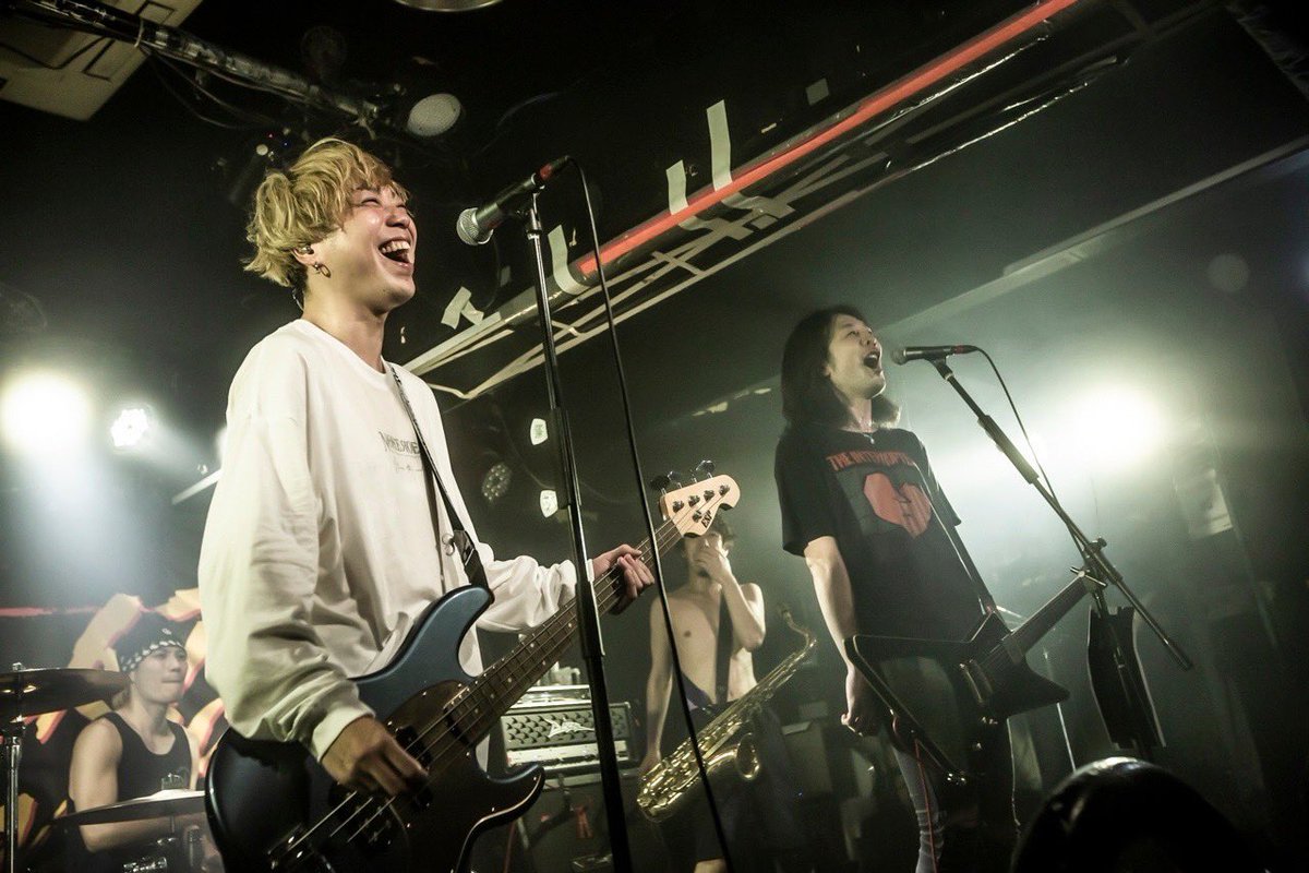 Ba_Vo_YUJI's tweet photo. 1/13(木)徳島club GRINDHOUSE
“Back To Basics TOUR”
photo by @HayachiNne
SHIMAと沢山の時間一緒に過ごして最早寂しいw
ありがとうございました!
#backtobasics
#backtobasicstour
#heysmith
#SHIMA https://t.co/vYcDCRgiea