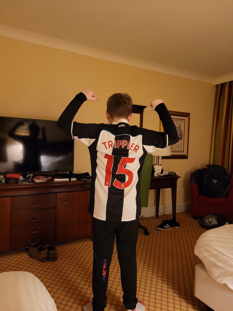 _Mr_Freeze_'s tweet photo. He was ready to go at 6.30 ... Our hotel is 20mins from SJP !! Suppose you only get to go to that first @nufc match once.

#nufc
#NEWWAT https://t.co/lfOijkEGSM