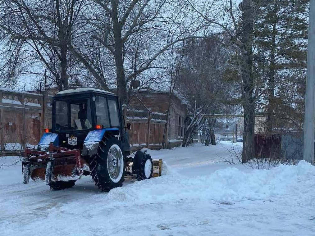 🚜 Работа в усиленном режиме по устранению последствий обильных снегопадов продолжается. Сегодня, на расчистку городского округа с трех часов ночи выведено 33 единицы снегоуборочных машин. В ручной уборке снега, где подход техники затруднен, задействовано 60 человек.