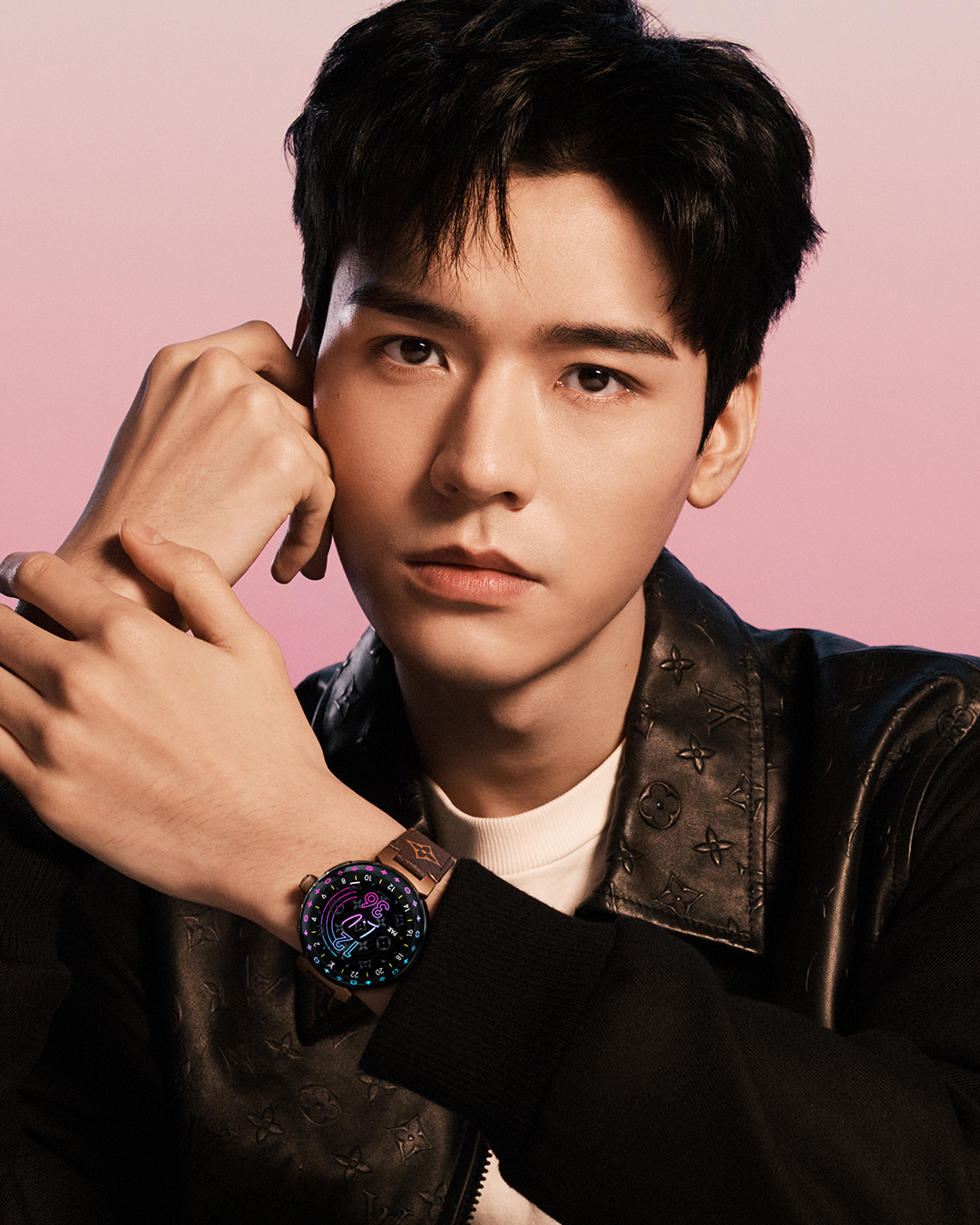 Louis Vuitton on X: A distant horizon. #GongJun showcases the #LouisVuitton  Tambour Horizon Light Up Connected Watch, featuring a beautifully designed  curved sapphire glass that gives the appearance of an endless screen.
