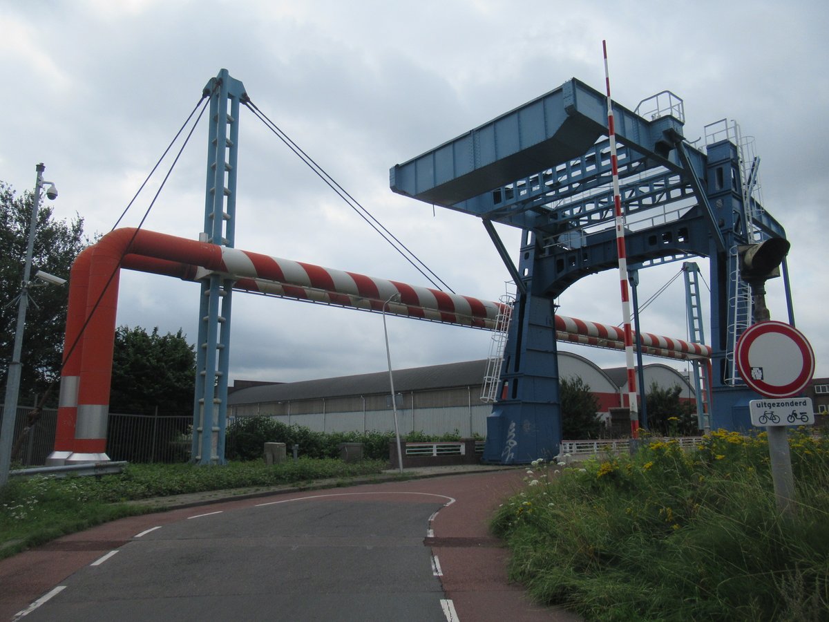 WBWest030's tweet photo. De Industriehavenbrug op de Keulsekade krijgt een nieuwe verflaag. Deze beschermt de brug tegen roest. Van 17 januari tot 4 februari staat de brug open, omdat we de onderkant verven. Fietsers en voetgangers kunnen de brug niet gebruiken. Zij worden omgeleid. https://t.co/Kery7BIF1s