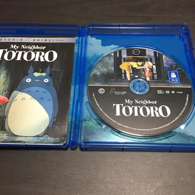 DVDと言っているがケースはBlu-ray
さらにジブリの国内Blu-rayは特殊パッケージだし北米版をはじめとした海外版もケースは水色  
