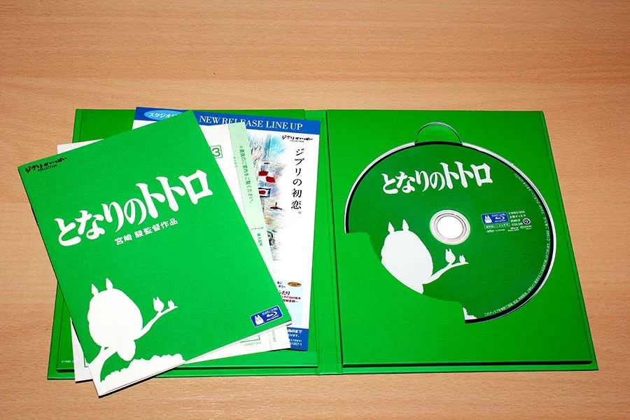DVDと言っているがケースはBlu-ray
さらにジブリの国内Blu-rayは特殊パッケージだし北米版をはじめとした海外版もケースは水色  