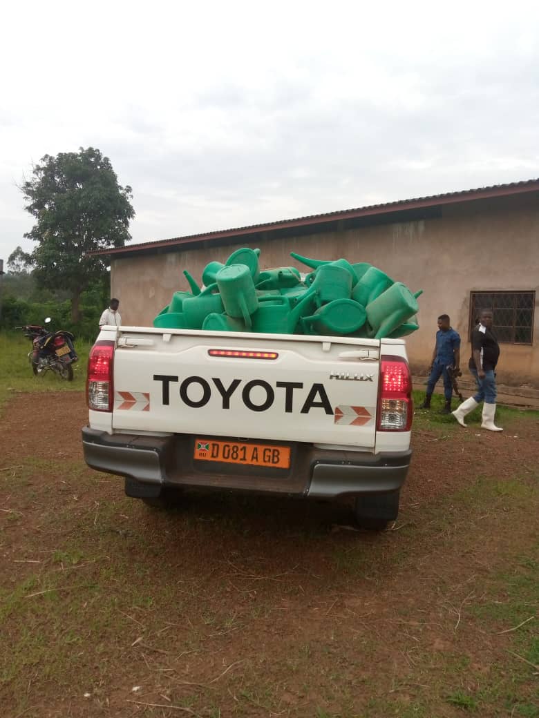 MagazineJimbere's tweet photo. 🔴 La @FAO a offert 2 motopompes et 50 arrosoirs à la commune #Giheta (@Gitega) pour faciliter l'arrosage des champs du marais de #Ndebe, en attendant que le canal en cours de traçage soit prêt https://t.co/05rbQB43wM
#Burundi https://t.co/4ybK5AZTx4