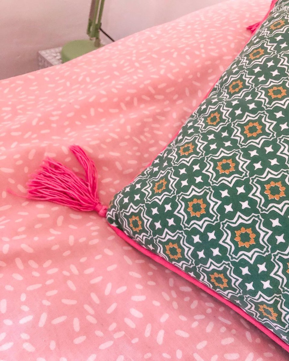 Cushions = the perfect way to add a pop of colour to the home 🎀

📸 @eedies_house