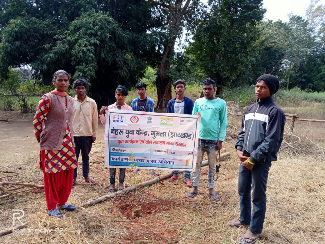 YuvaGumla's tweet photo. National Youth Days &amp; Week - Undergoing program - Plantation activity organized by youths NYK Gumla at Thilitoli vill, Jarda Panchayat of Jari block of the district 
#nehruyuvakendrasangathan_jharkhand_stateoffice #MOYAS #AnuragThakur  #dcgumla #drdagumla #PMOIndia https://t.co/MK92gwVtMq