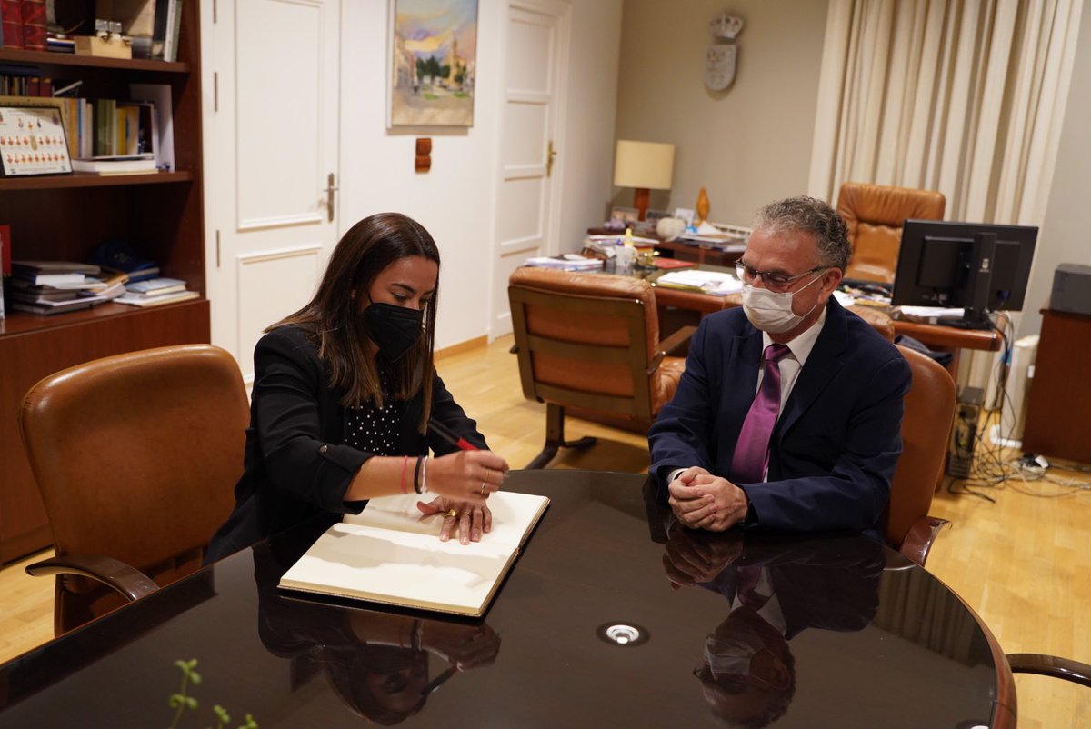 .<a href="/Olgaparres9/">Olga Parres</a> , Madrina de los V Premios Alaban del Deporte ✍🏼 firma en el Libro de Oro de la Ciudad #DonBenito <a href="/Ayto_DonBenito/">Ayto. Don Benito</a> <a href="/J_L_Quintana/">José Luis Quintana</a>