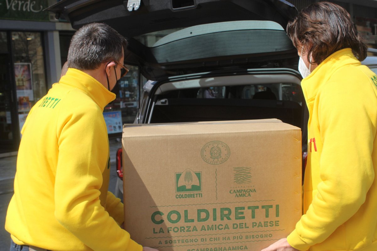 Versiliatoday's tweet photo. Coldiretti dona cibo alle famiglie in povertà assoluta - https://t.co/cldbZqXOxU https://t.co/R7f6PwinvM