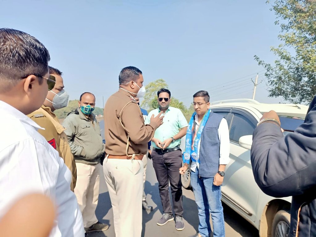 NSUIMP's tweet photo. मंदसौर में उच्च शिक्षा मंत्री श्री मोहन यादव जी को ज्ञापन देने जा रहे NSUI जिलाध्यक्ष सुनील बसेर सहित कार्यकर्ताओं को पुलिस द्वारा रास्ते में रोककर, 3 घंटे तक थाने में बंद रखा गया ।। https://t.co/PwZahMh3wI