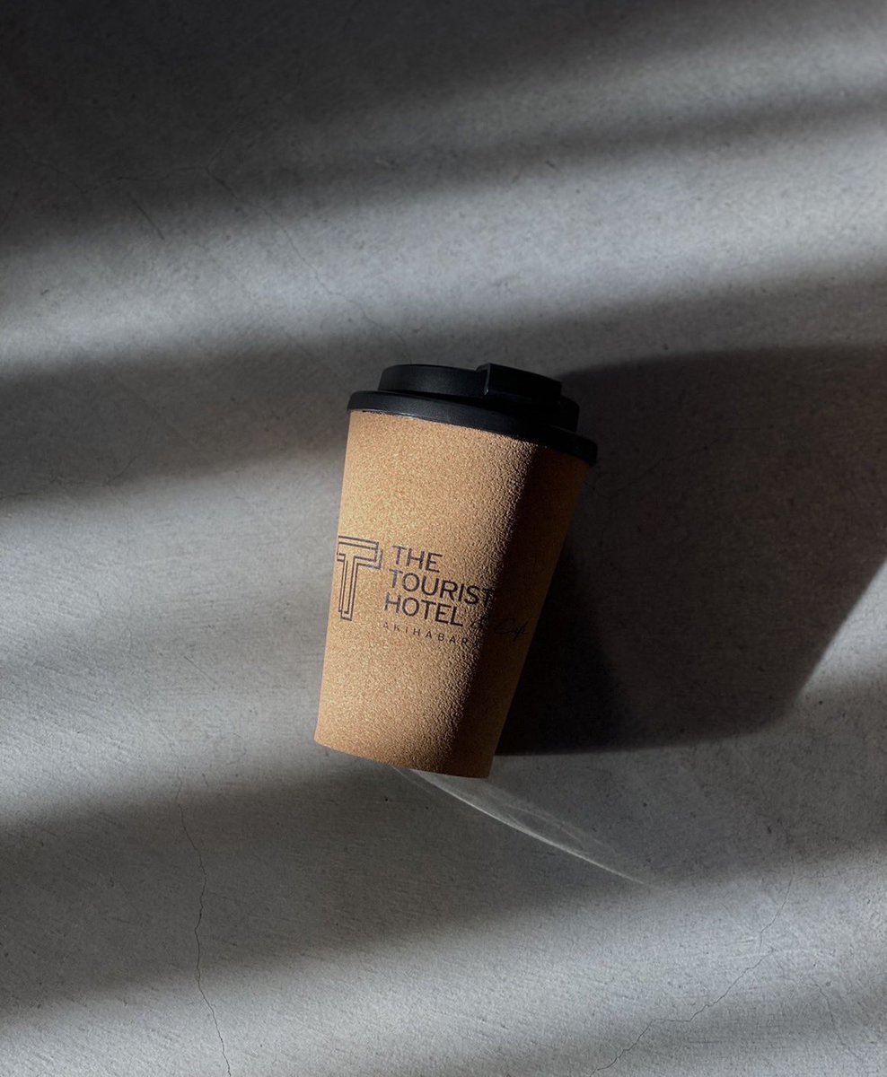 TouristCafe's tweet photo. 【オリジナルグッズ/タンブラー】

コルク素材で表面を覆ったタンブラーは、軽くて持ち運びやすいです！

是非色々なシーンでご活用ください🙆🏻

現地でしか手に入らないので、ご購入の際はお気軽にフロントスタッフまでお声がけくださいね😌

マネージャー

#秋葉原 https://t.co/hMi2TVrSAC