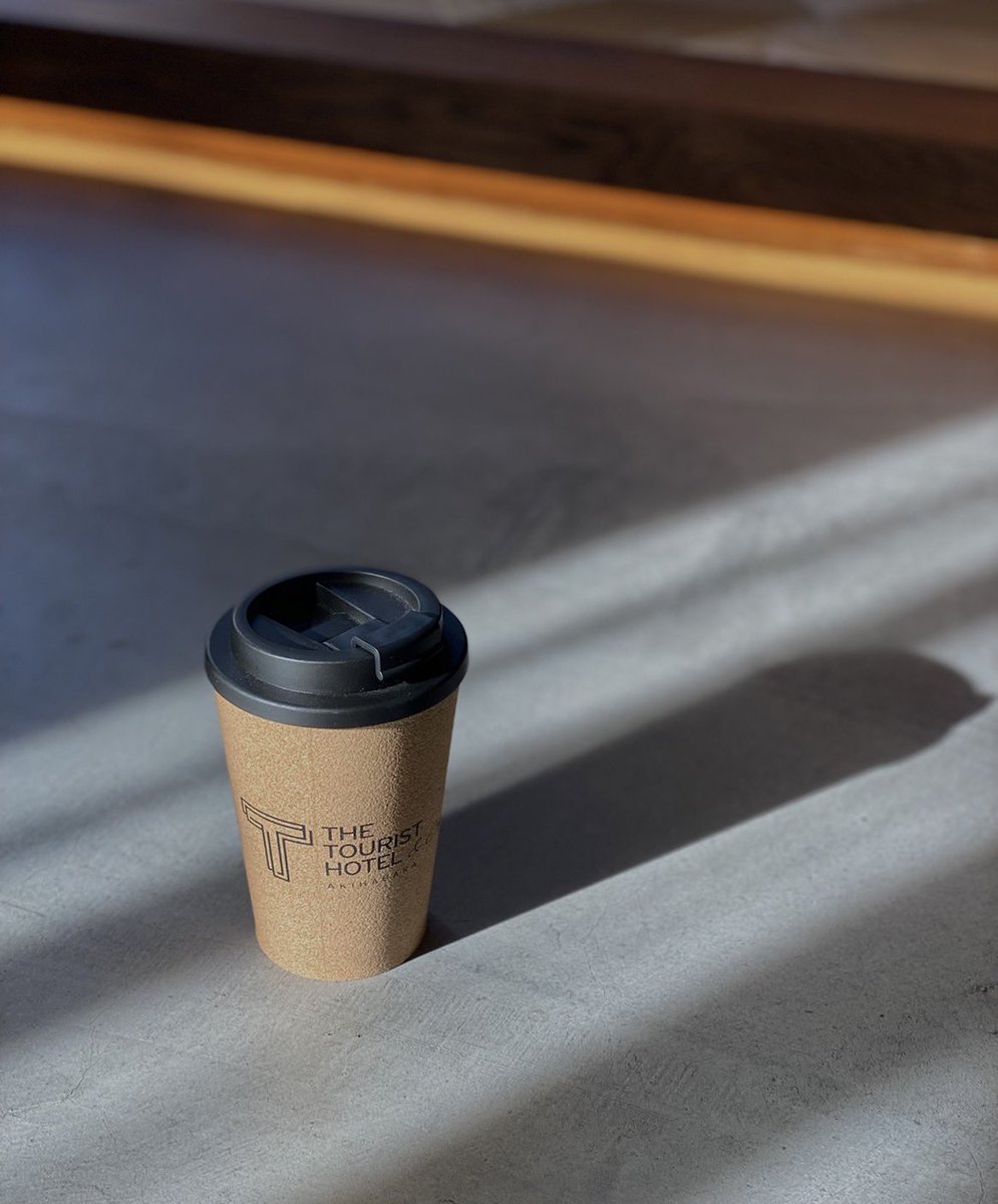 TouristCafe's tweet photo. 【オリジナルグッズ/タンブラー】

コルク素材で表面を覆ったタンブラーは、軽くて持ち運びやすいです！

是非色々なシーンでご活用ください🙆🏻

現地でしか手に入らないので、ご購入の際はお気軽にフロントスタッフまでお声がけくださいね😌

マネージャー

#秋葉原 https://t.co/hMi2TVrSAC