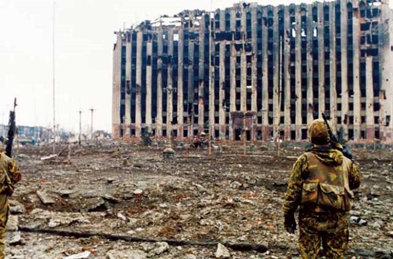 19 января 1995 года был взят штурмом президентский дворец в Грозном