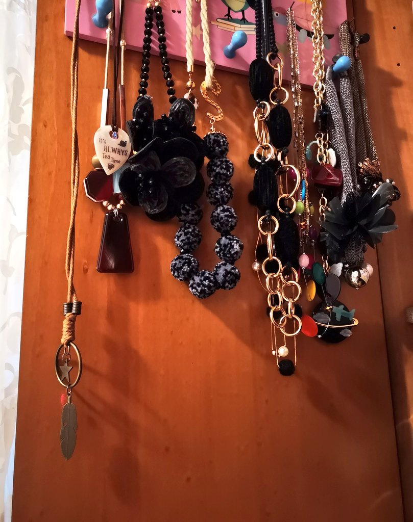 MagicaEmy77's tweet image. Al momento #perme il desiderio di mettere le mie #collanesobrie è molto forte 😍😍😍😍
(quelle corte sono in un'altro reparto)😂😂