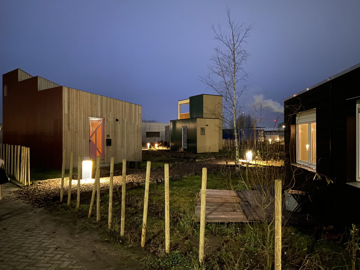 Tiny Oevers by night. We vinden onze RxDomi’s er mooi bij staan! rxdomi.eu/woningen/ #tinyhouse maar dan anders #minitopia #anderswonen #wikihouse