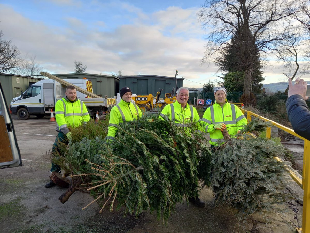 echtrees's tweet image. And we’re off! Fingers crossed this lovely weather lasts as our intrepid team of volunteers set out to  collect more than 6,500 trees. Huge thank you to everyone who has supported the collection this year 🎄🎄#ECHTrees