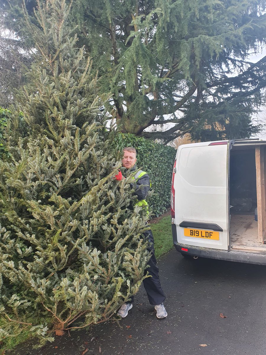 echtrees's tweet image. And we’re off! Fingers crossed this lovely weather lasts as our intrepid team of volunteers set out to  collect more than 6,500 trees. Huge thank you to everyone who has supported the collection this year 🎄🎄#ECHTrees