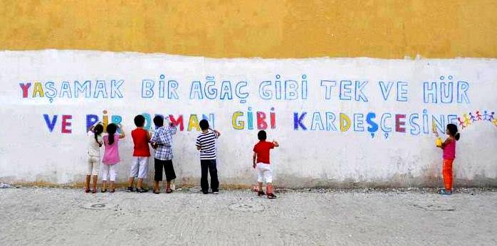 Yaşamak bir ağaç gibi
                         tek ve hür
ve bir orman gibi
             kardeşçesine
bu hasret bizim

#NazımHikmet