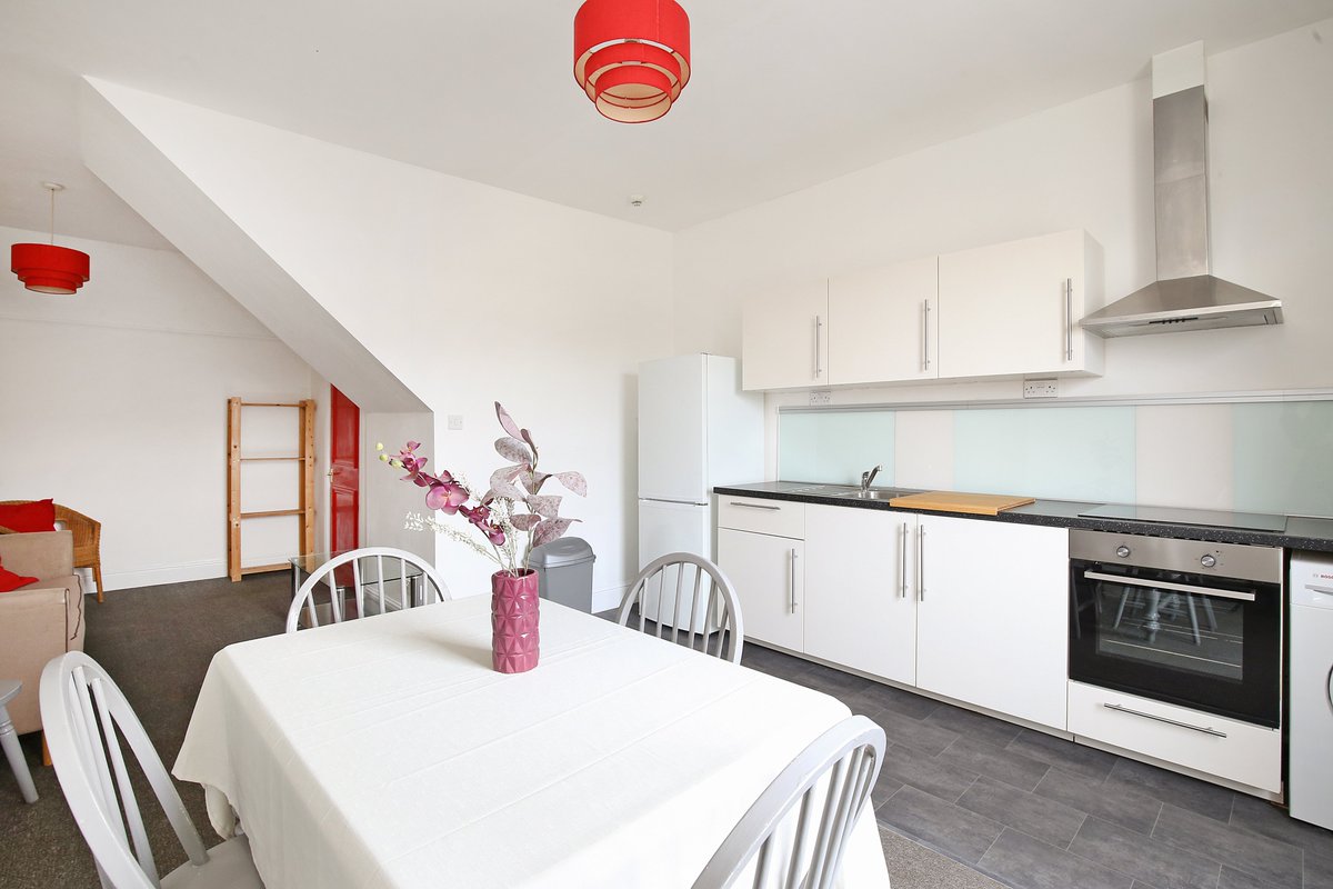 KHBishopston's tweet photo. 4 bed maisonette, located on Gloucester Road, with no onward chain! for more info or too book a viewing, please call 0117 909 4400
#Gloucesterroad #BS7 #Maisonette #investmentopportunity https://t.co/TY6GiIaV3t