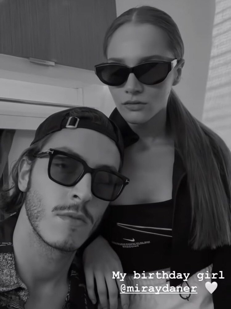 DiziciBagyan's tweet photo. Hala çok seviyorum, evet :) 🤍
#borankuzum #miraydaner https://t.co/AkkjCC4B3O